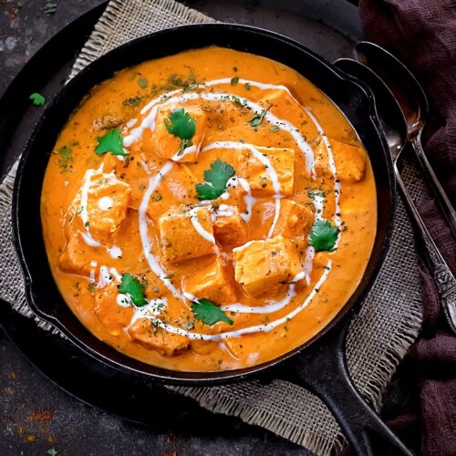 Curry indiano cremoso e speziato servito in padella di ghisa